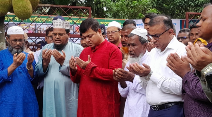 জুলাই শহীদ দিবসে আবু সাঈদের বাড়িতে মানুষের ঢল, কবরে শ্রদ্ধা